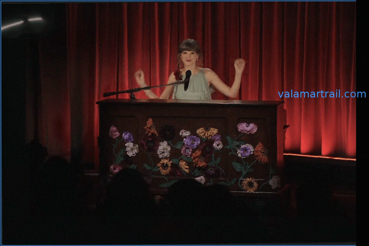 Taylor Swift Crea un Mashup de 'All Too Well', 'I Knew You Were Trouble' y 'August' en Video del Grammy Museum